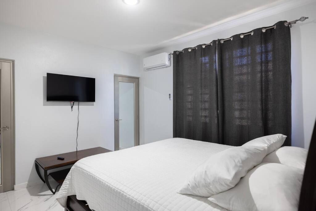 Ramey Cir D, Near Airport, Beaches W/King Bed. 아과디야 외부 사진